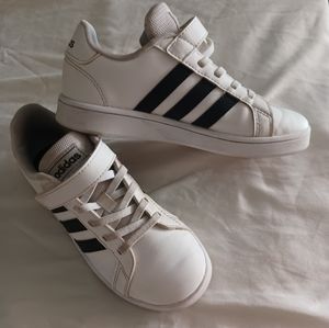 Kids Adidas girls size 1.5 sneakers.